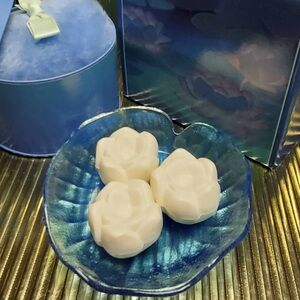 Avon Water Lily Soap Dish with Cream Rose guest Soaps